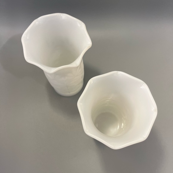 (2) matching Vintage Milk Glass Vases. Wonderful texture, scalloped rims. - Picture 5 of 8